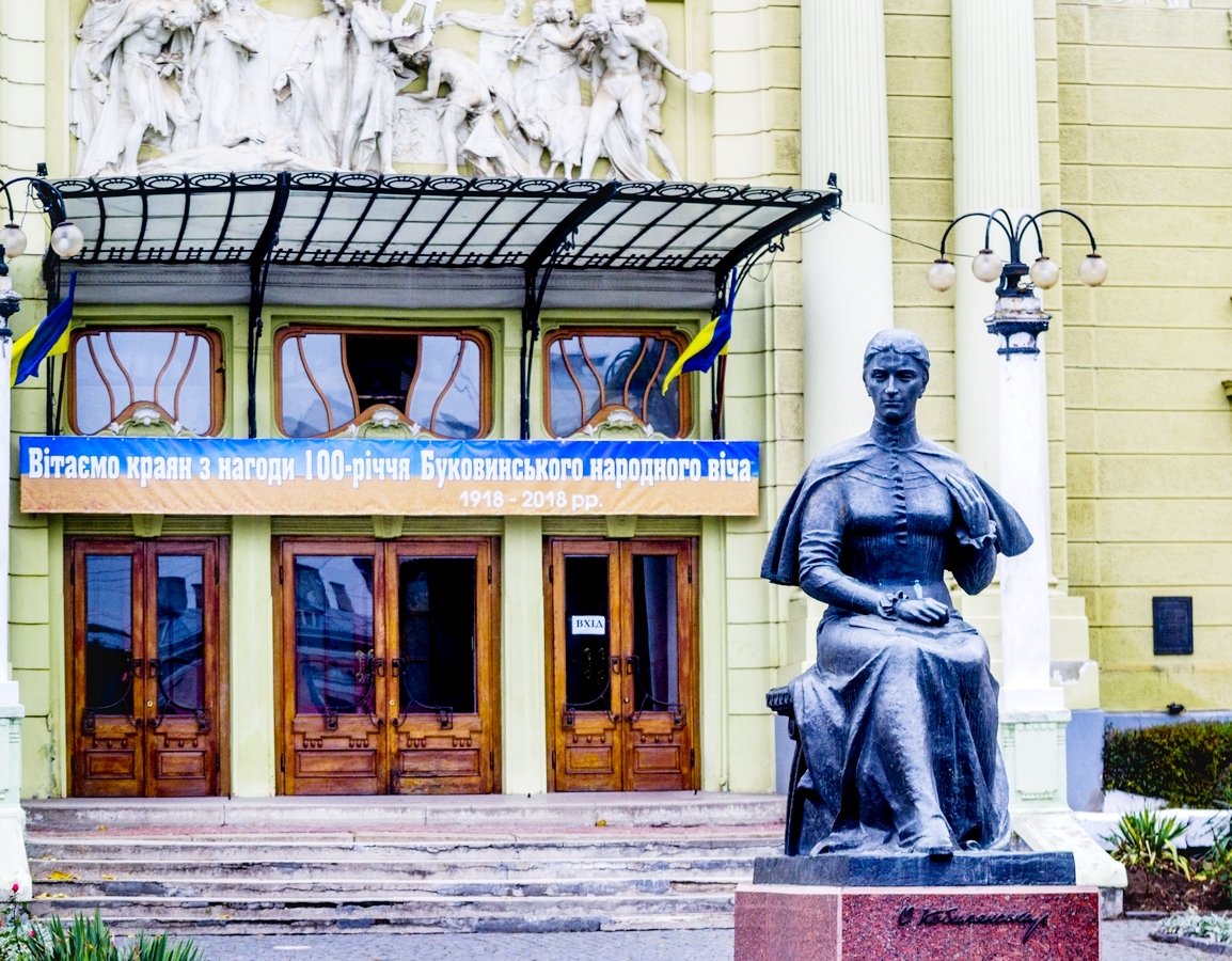 Монумент Ользі Кобилянській