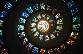 Що таке вітражі: історія, техніки та застосування у сучасності