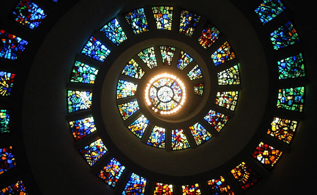 Що таке вітражі: історія, техніки та застосування у сучасності