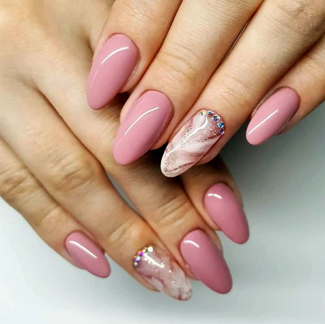 Розовые овальные ногти