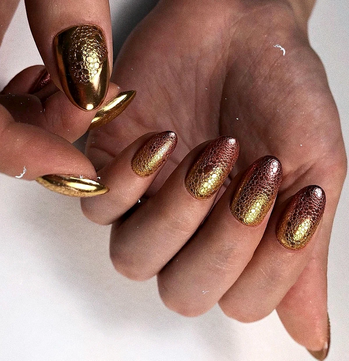 Золотой с золотой втиркой маникюр 2022