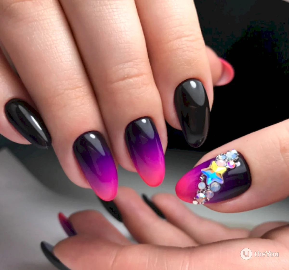 Маникюр аэрография яркий