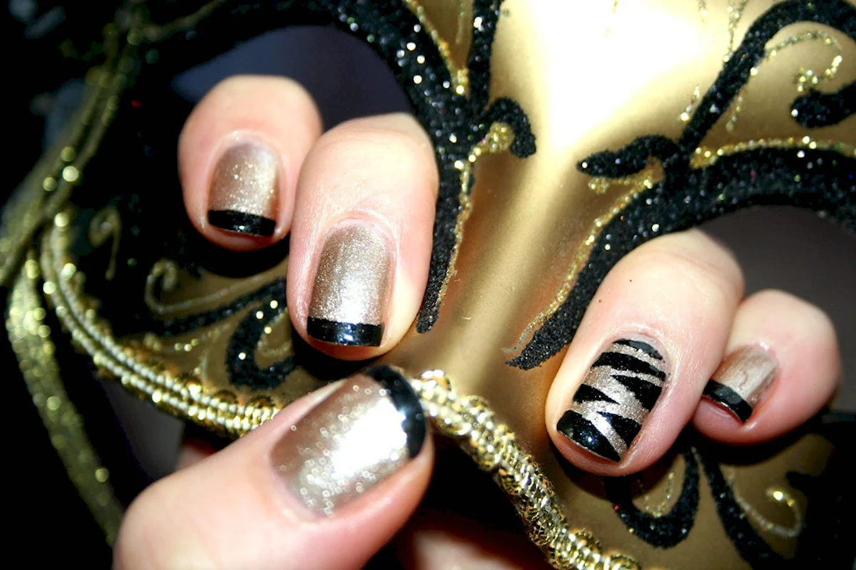 Маникюр черно-золотой на новый год
