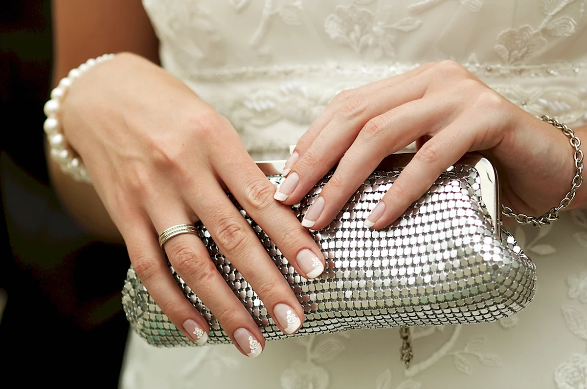 Маникюр под серебристое платье на свадьбу