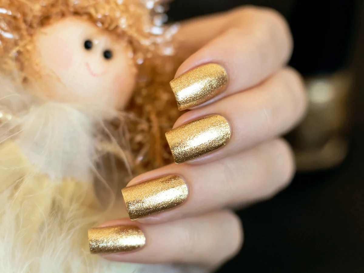 Новогодний маникюр золотой