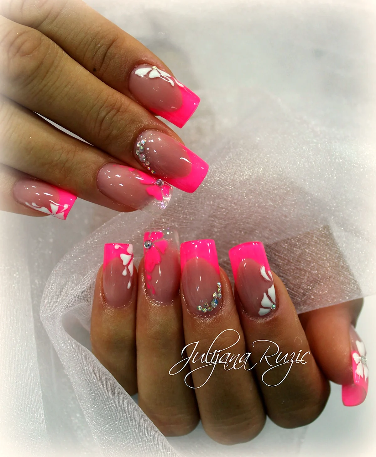 Яркий розовый френч