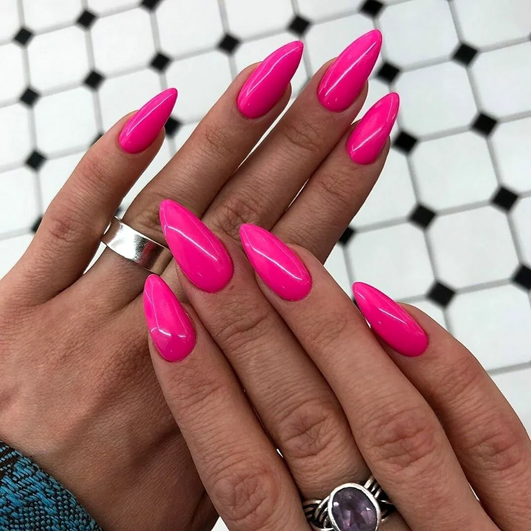 Ногти фуксия 2022 миндаль