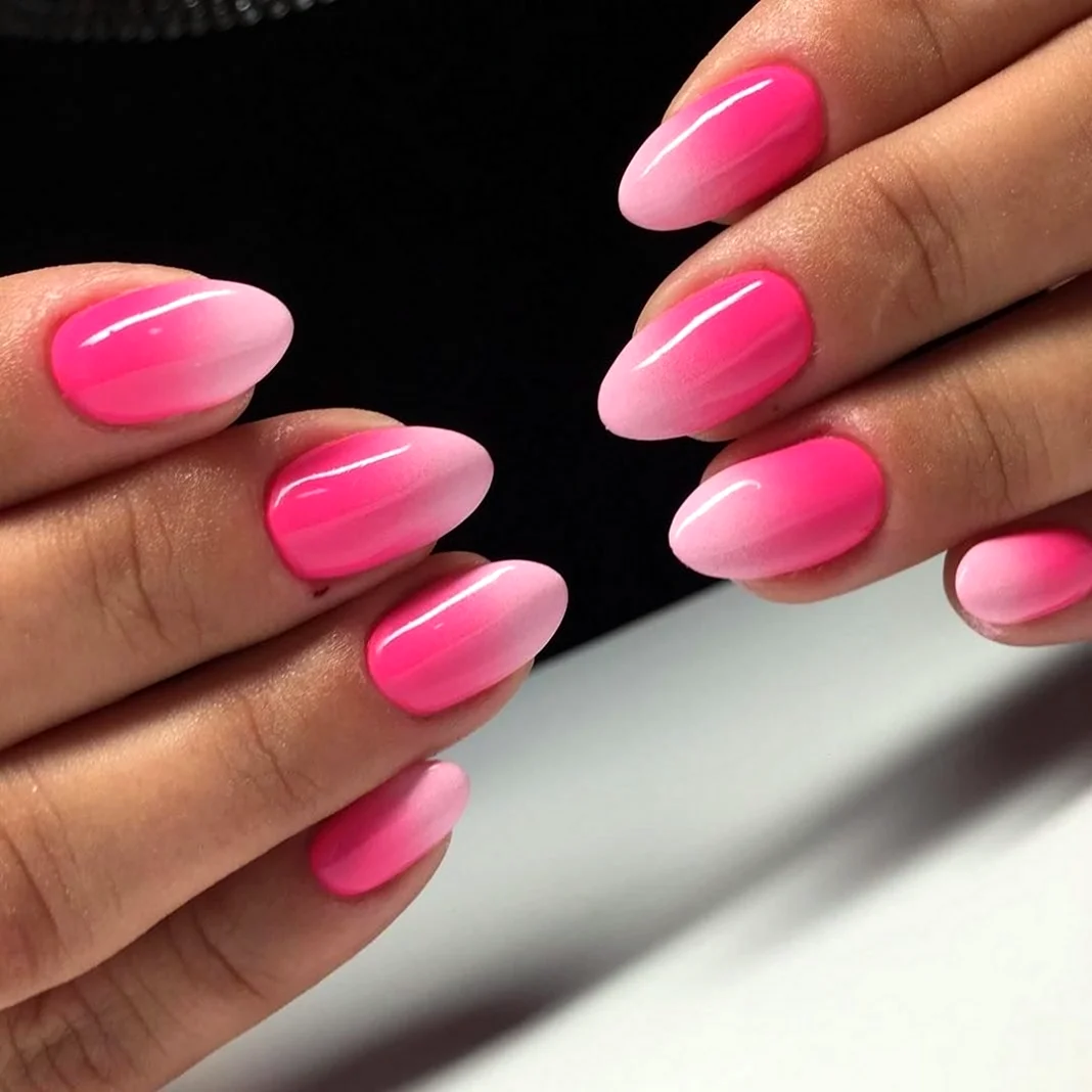 Маникюр миндаль омбре фуксия