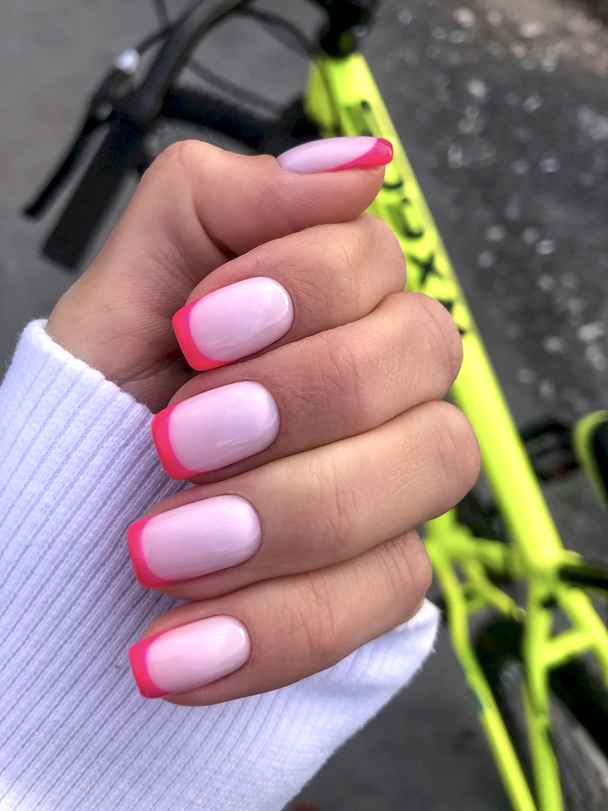 Яркий розовый маникюр
