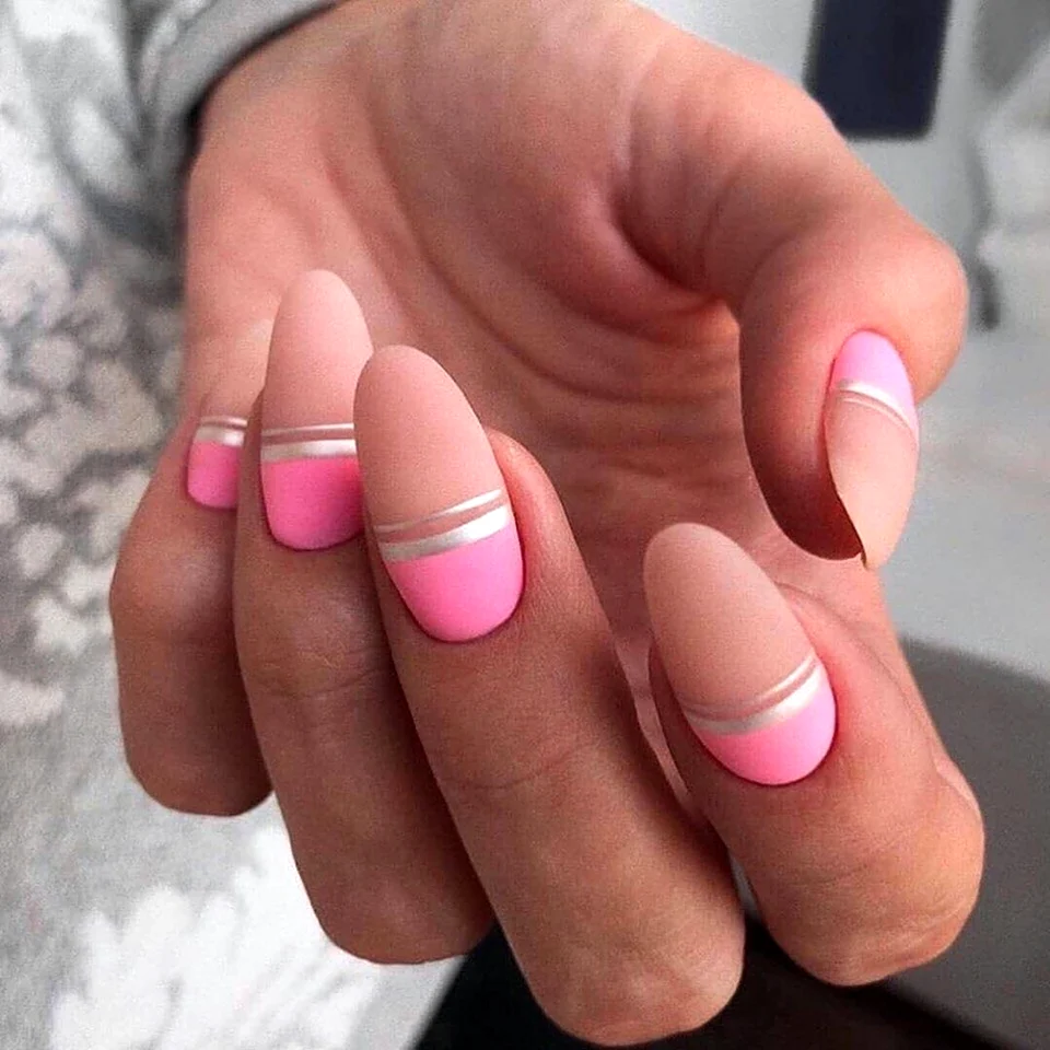 Маникюр розовый с полосками