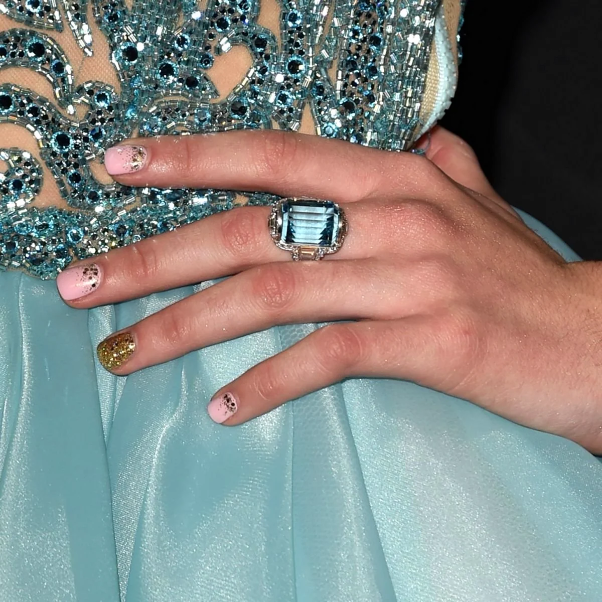 Ногти к Золотому платью