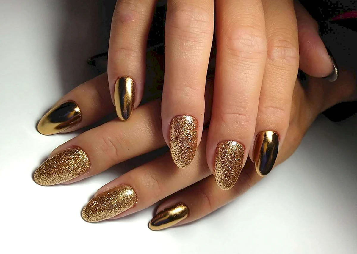 Маникюр с золотом 2022 миндаль