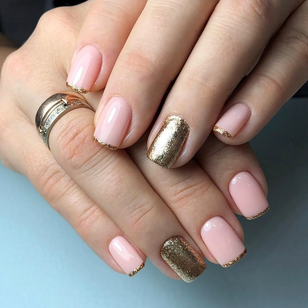 Золотистый маникюр