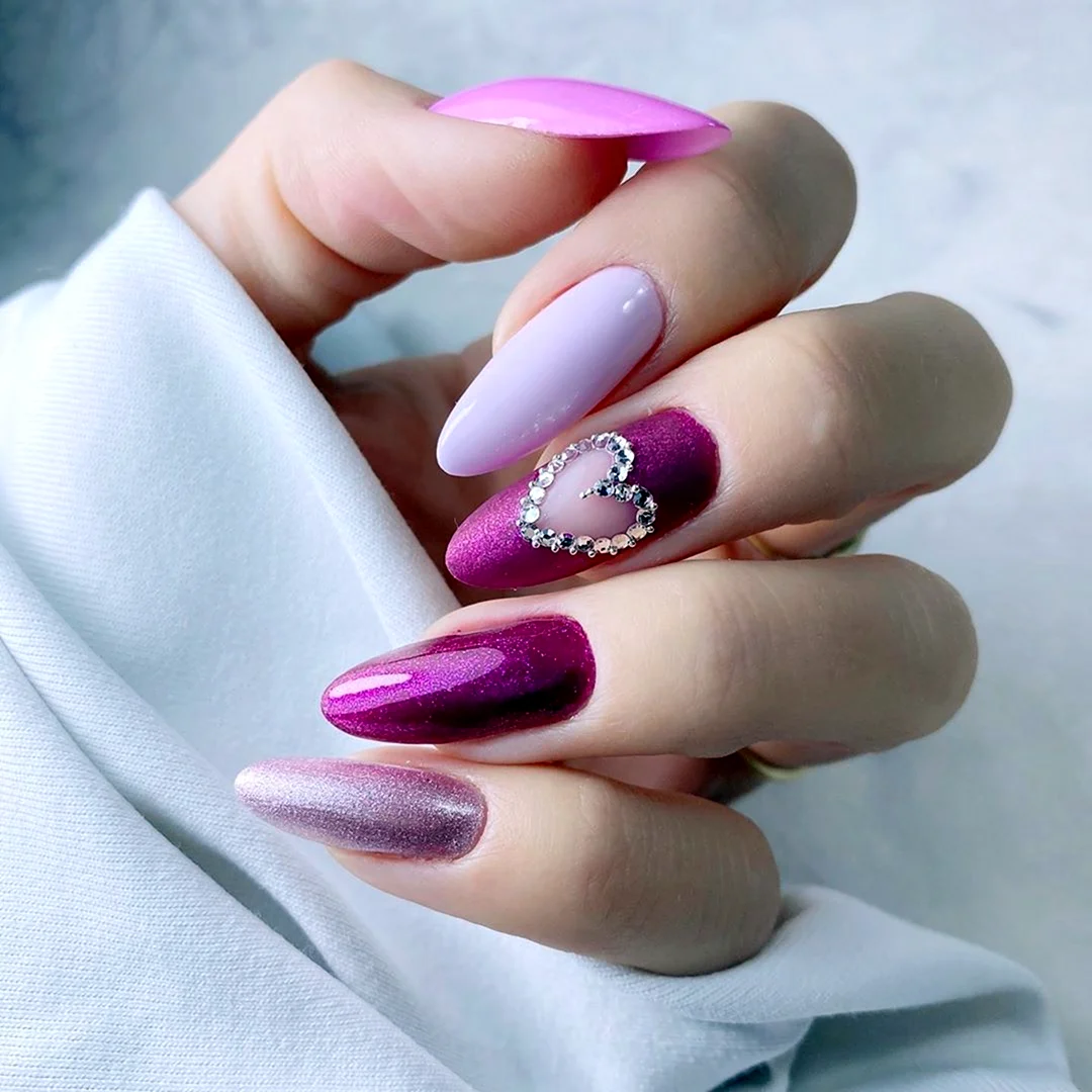 Маникюр с сердечками 2020