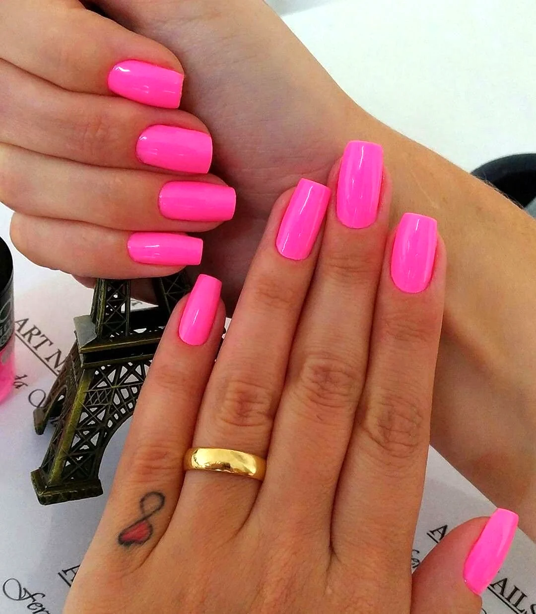 Ярко-розовый маникюр