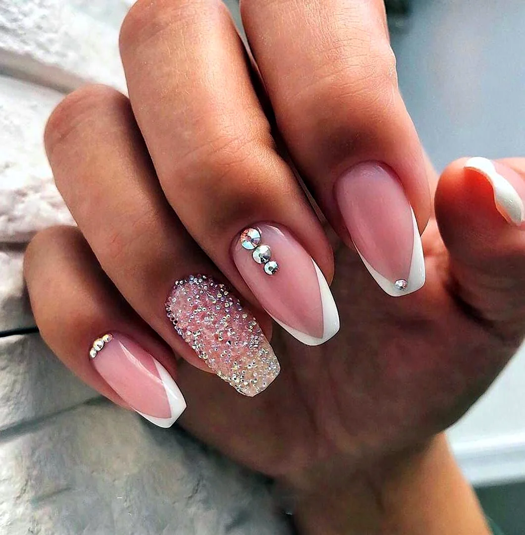 Маникюр со стразами