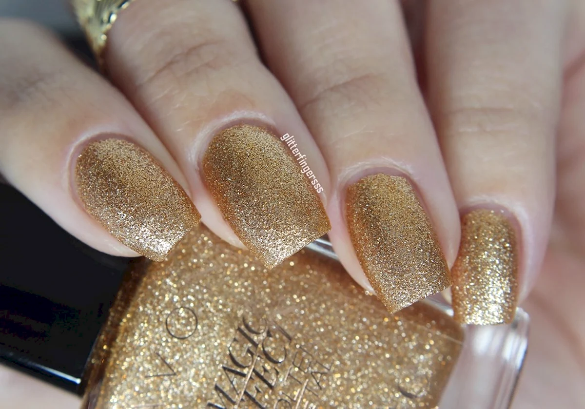 Золотое платье лак для ногтей