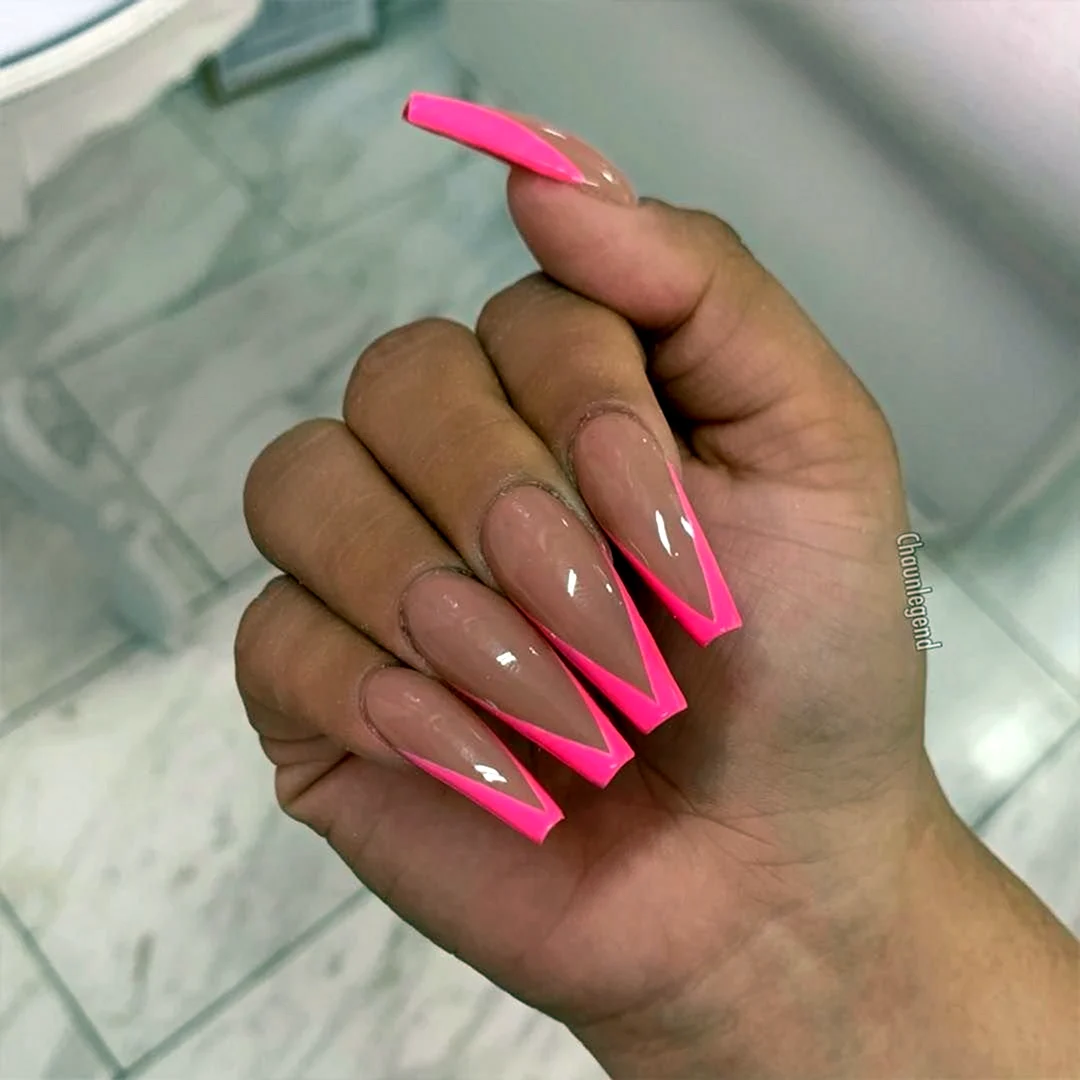 Розовый френч на острых ногтях