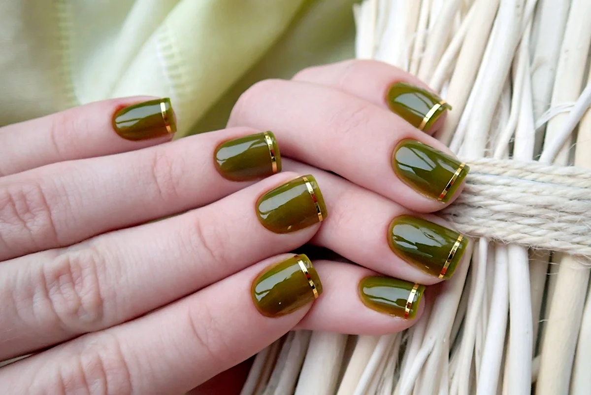Оливковый маникюр с золотом