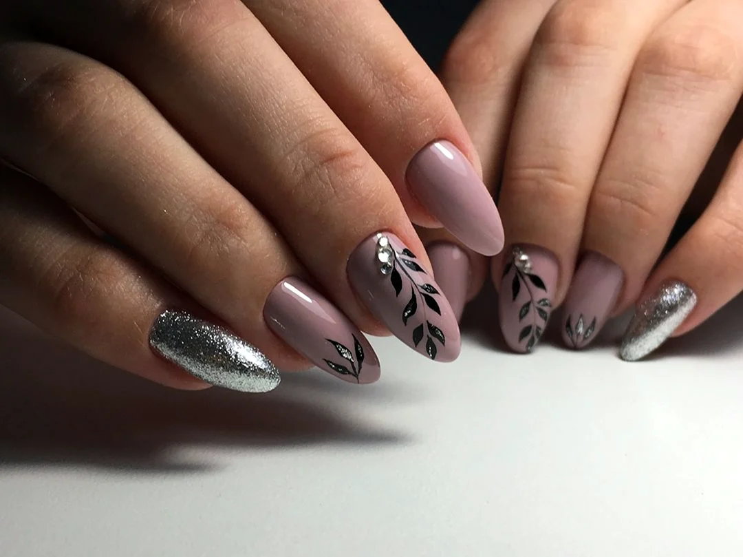 Дизайн ногтей серебристый