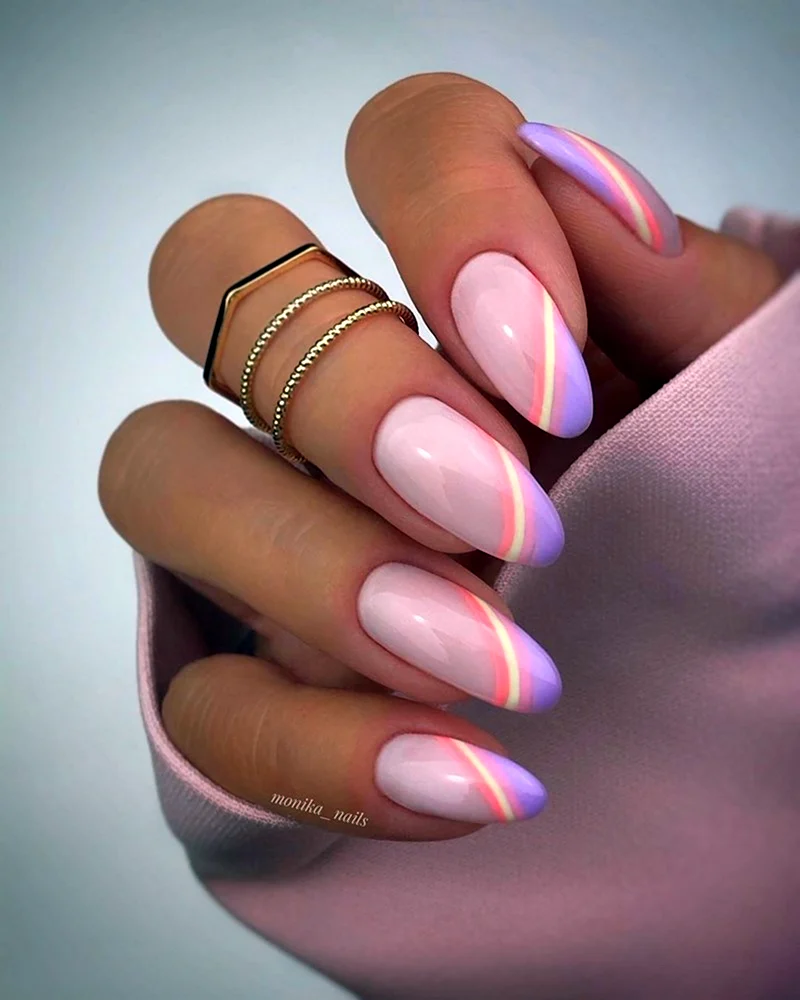 Маникюр на миндальные ногти лето 2021