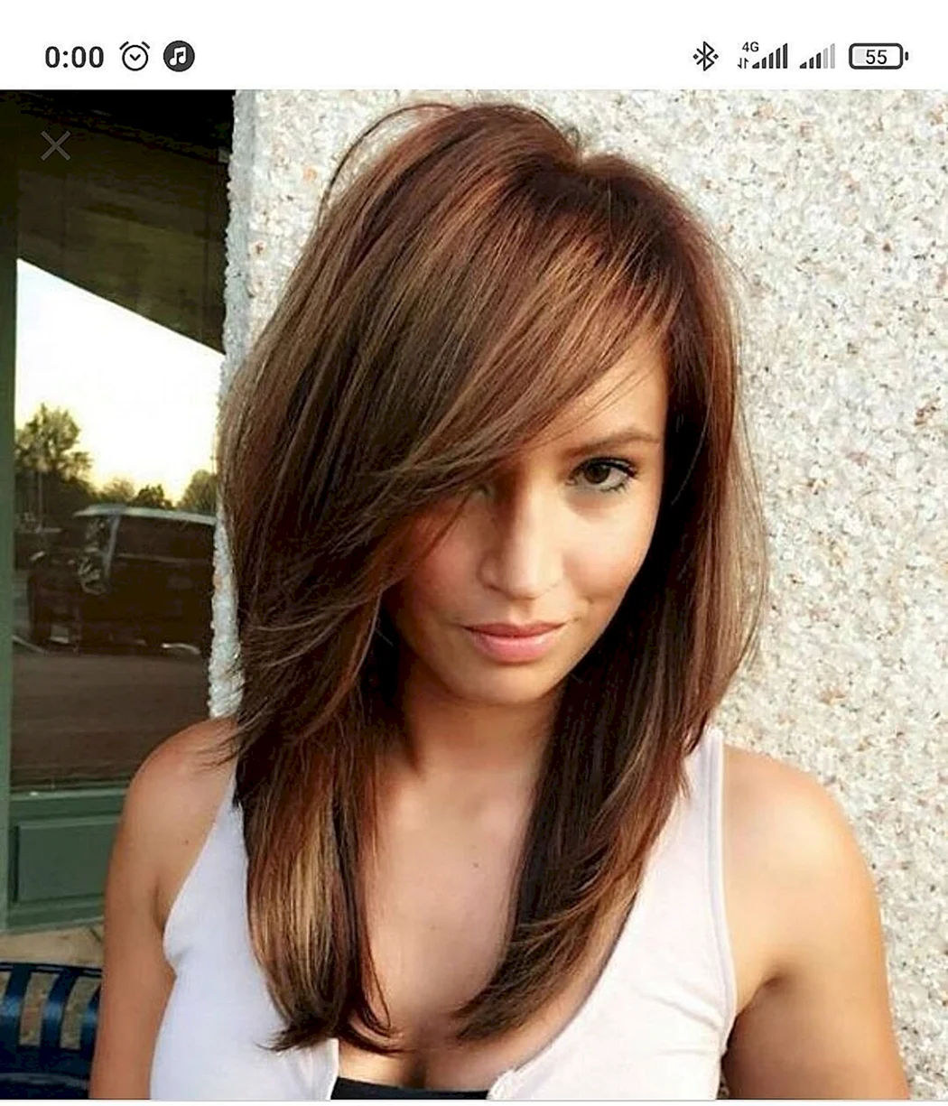 Стрижка Каскад на середнє волосся з чубчиком набік