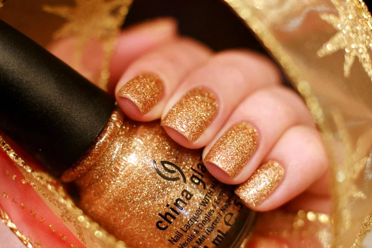 Ногти с золотыми блестками