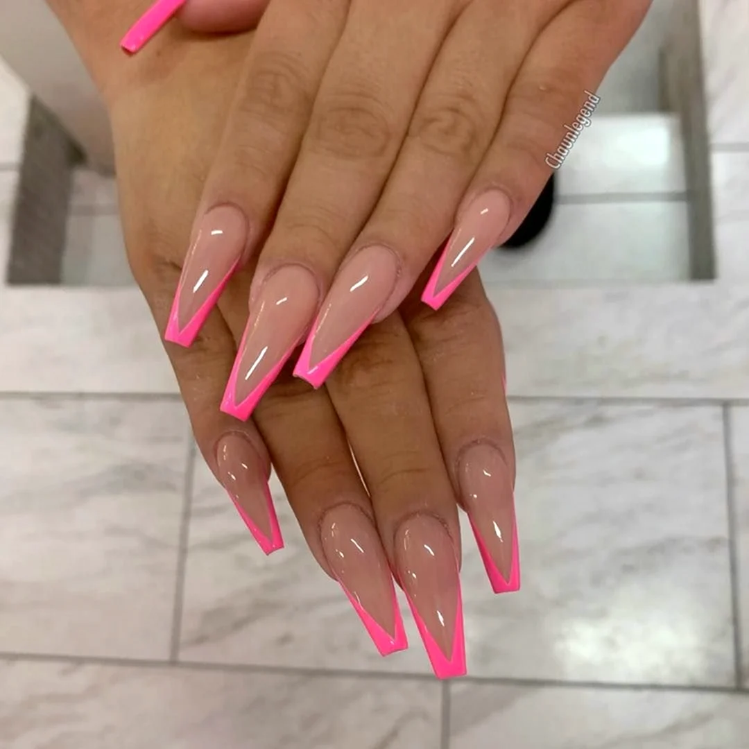 Розовый френч на острых ногтях