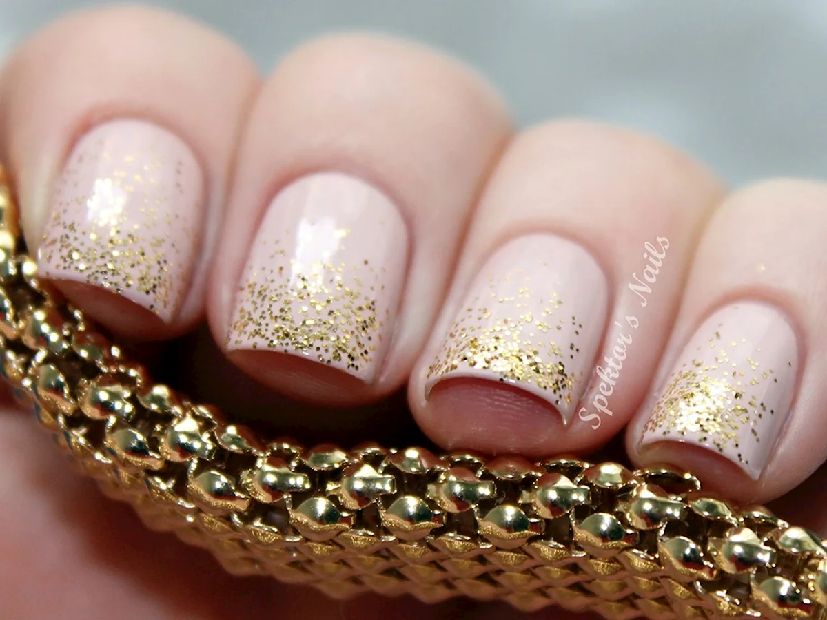 Маникюр под золотистое платье