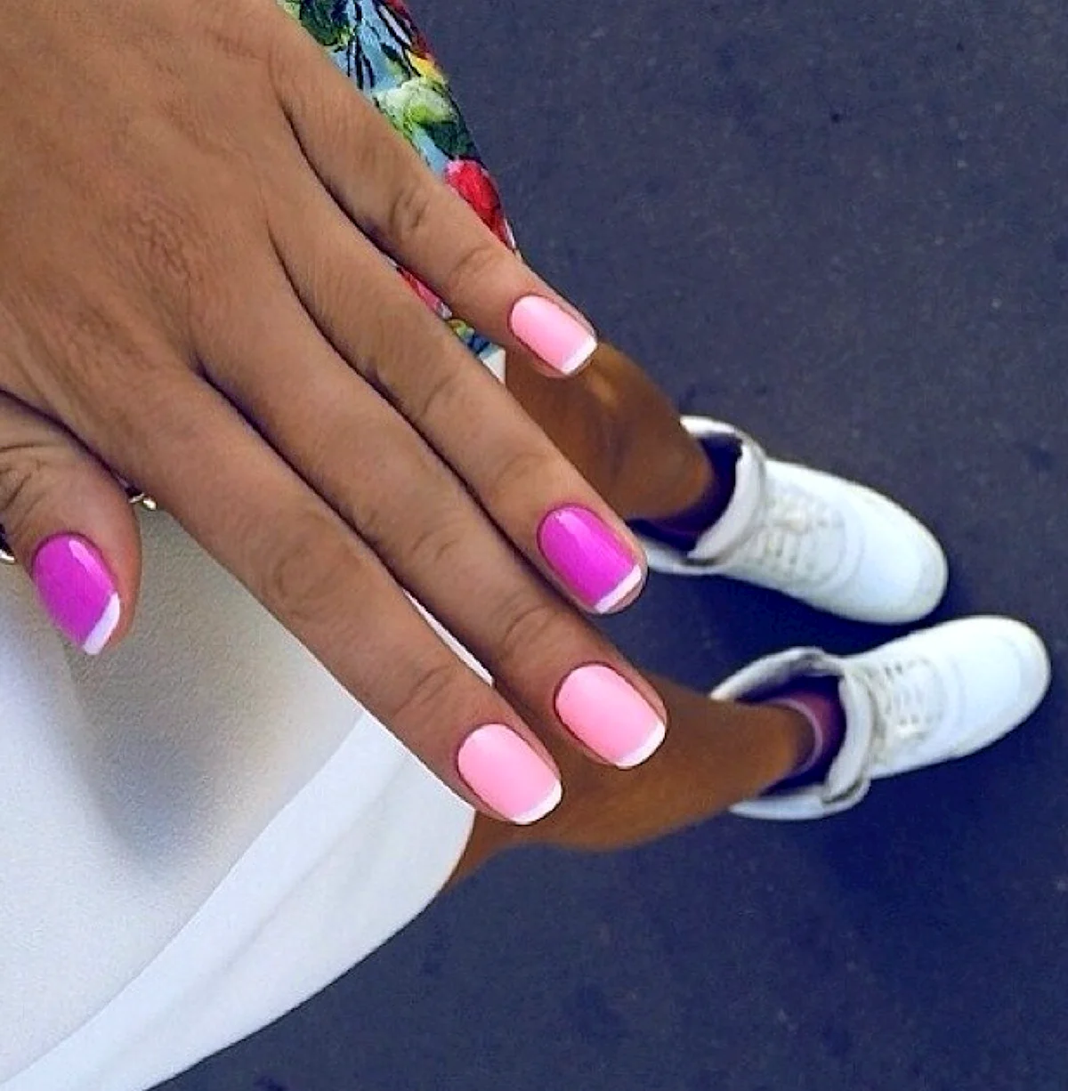 Маникюр ярко розовый с белым