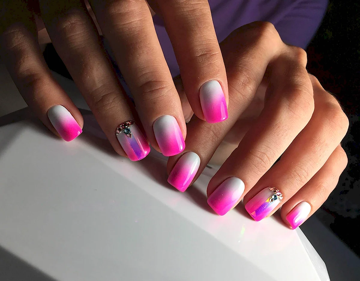 Маникюр омбре ярко розовый