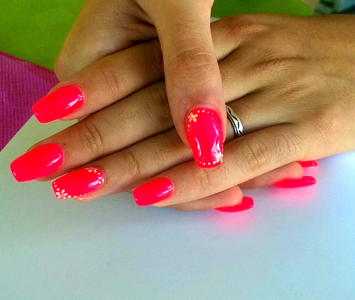 Яркий коралловый маникюр