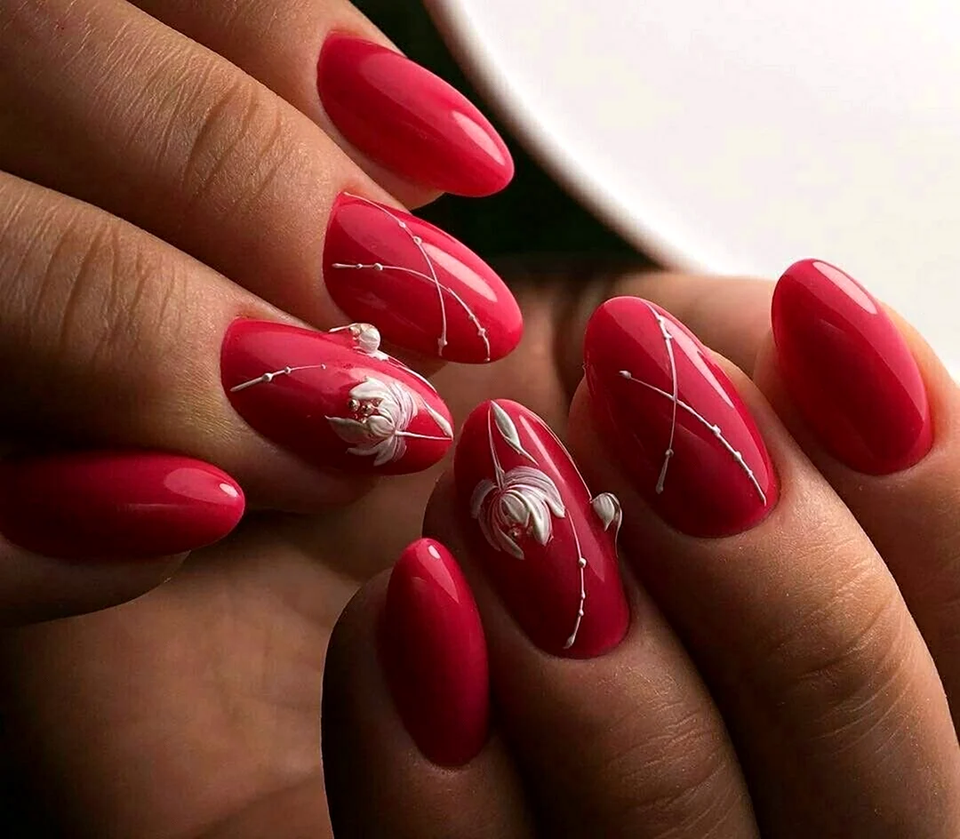 Красный маникюр с дизайном на длинные миндалевидные ногти Весна 2020