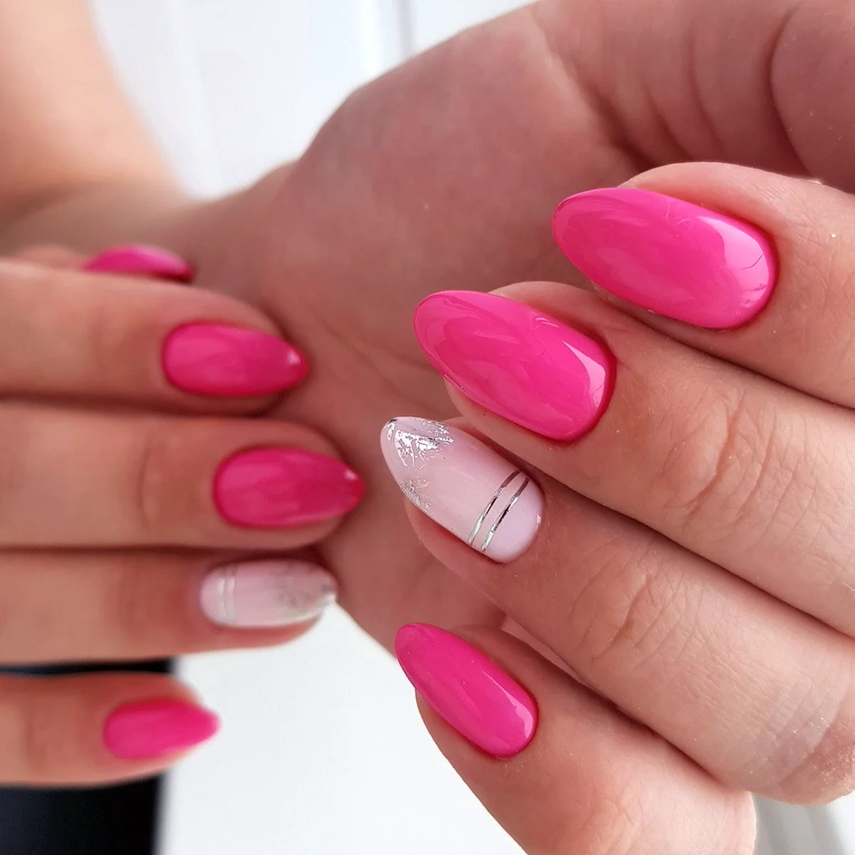 Маникюр фуксия миндаль 2021