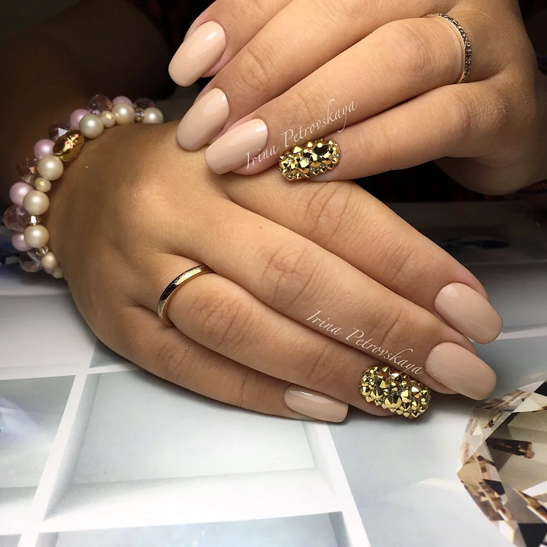 Маникюр бежевый с золотом