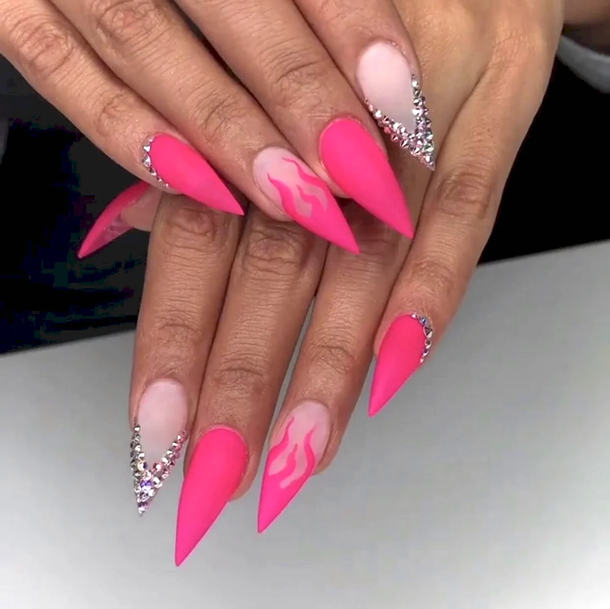 Розовые ногти острые