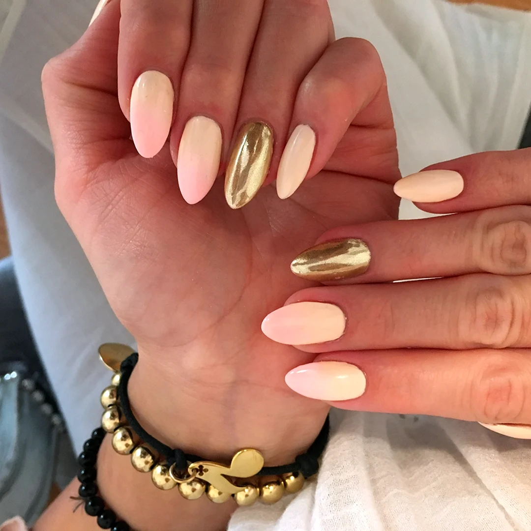 Однотонный маникюр с золотом