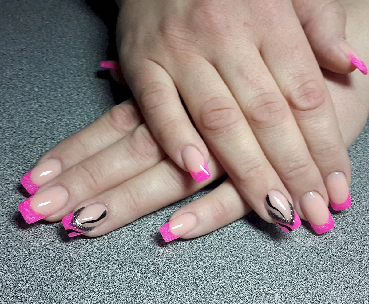 Розовый френч на ногтях