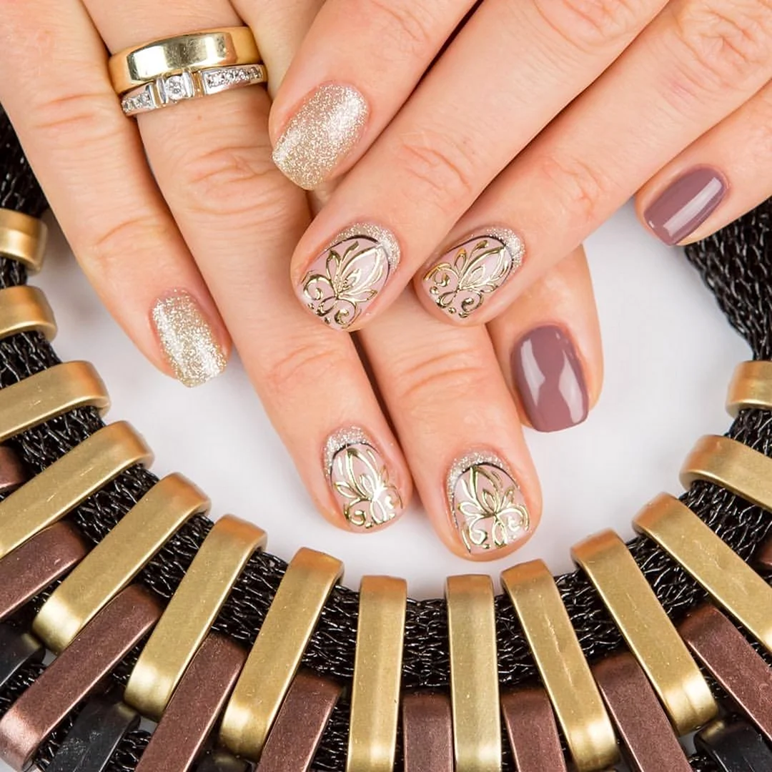 Праздничный маникюр на короткие ногти