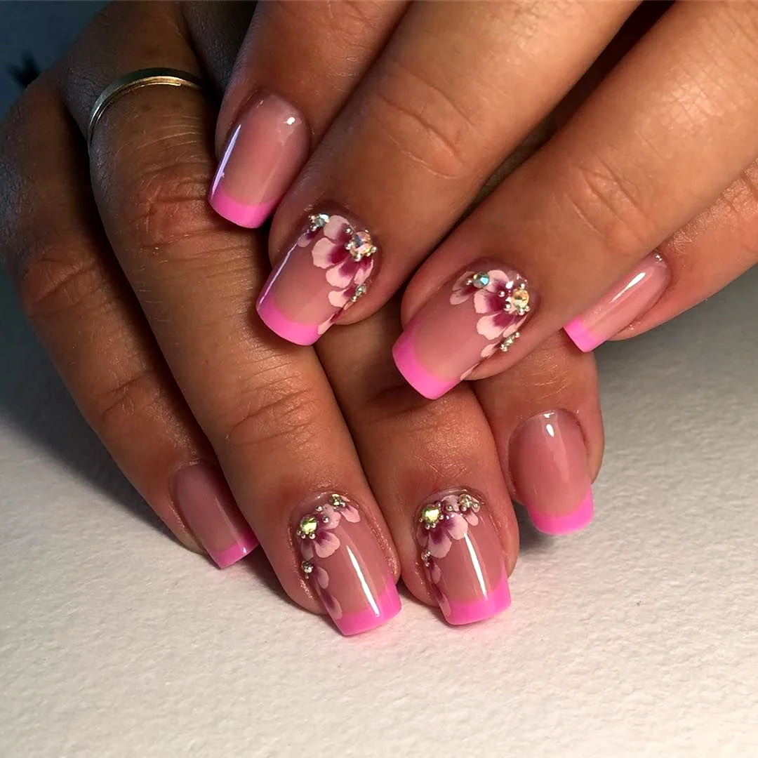 Маникюр френч розовый