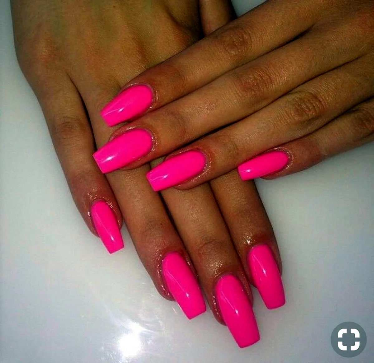 Неоновые розовые ногти