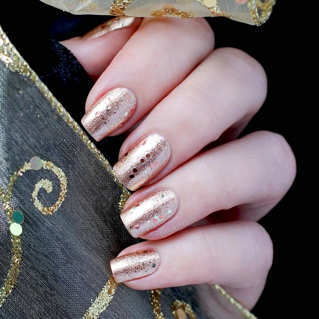 Маникюр с золотым орнаментом