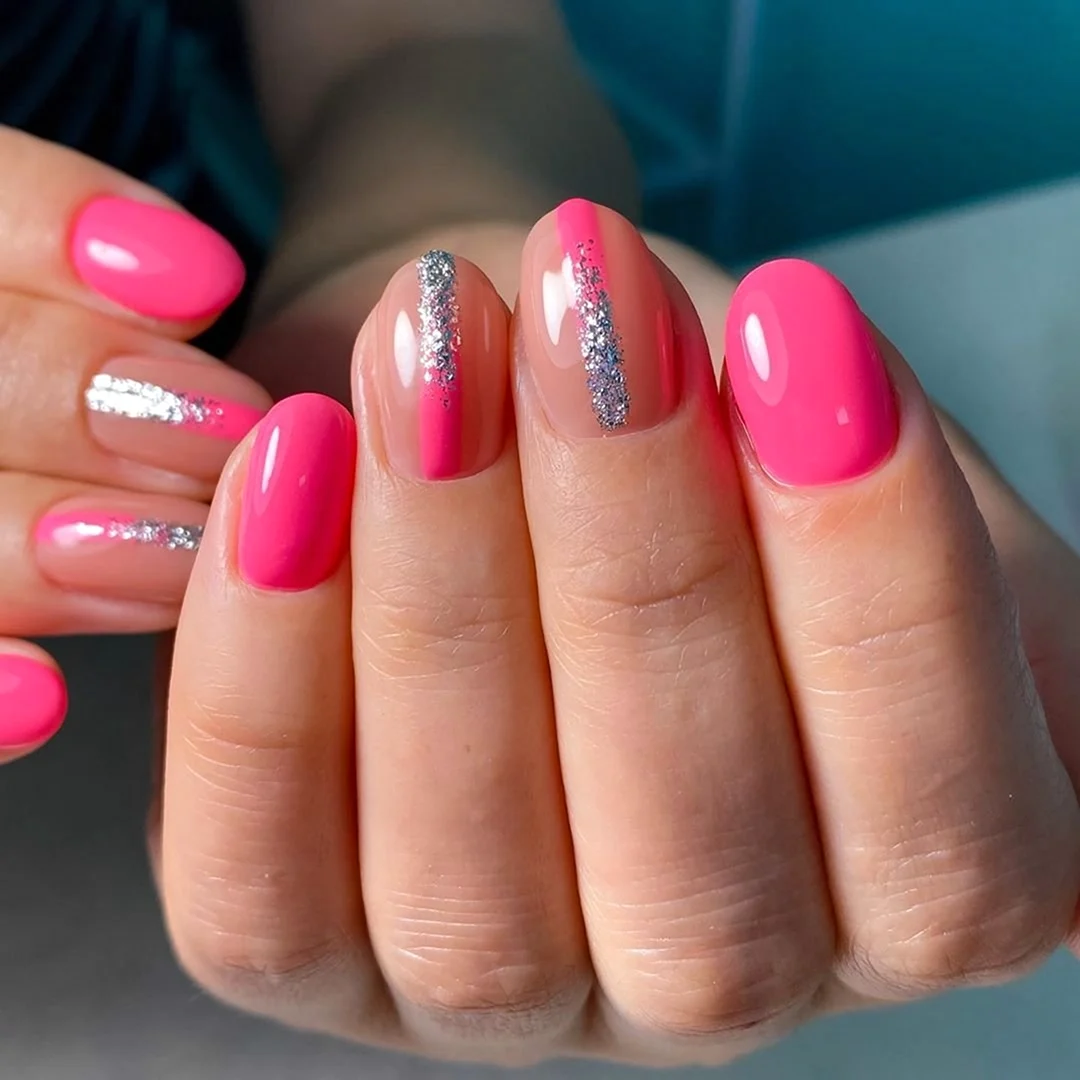 Розовый маникюр на короткие круглые ногти