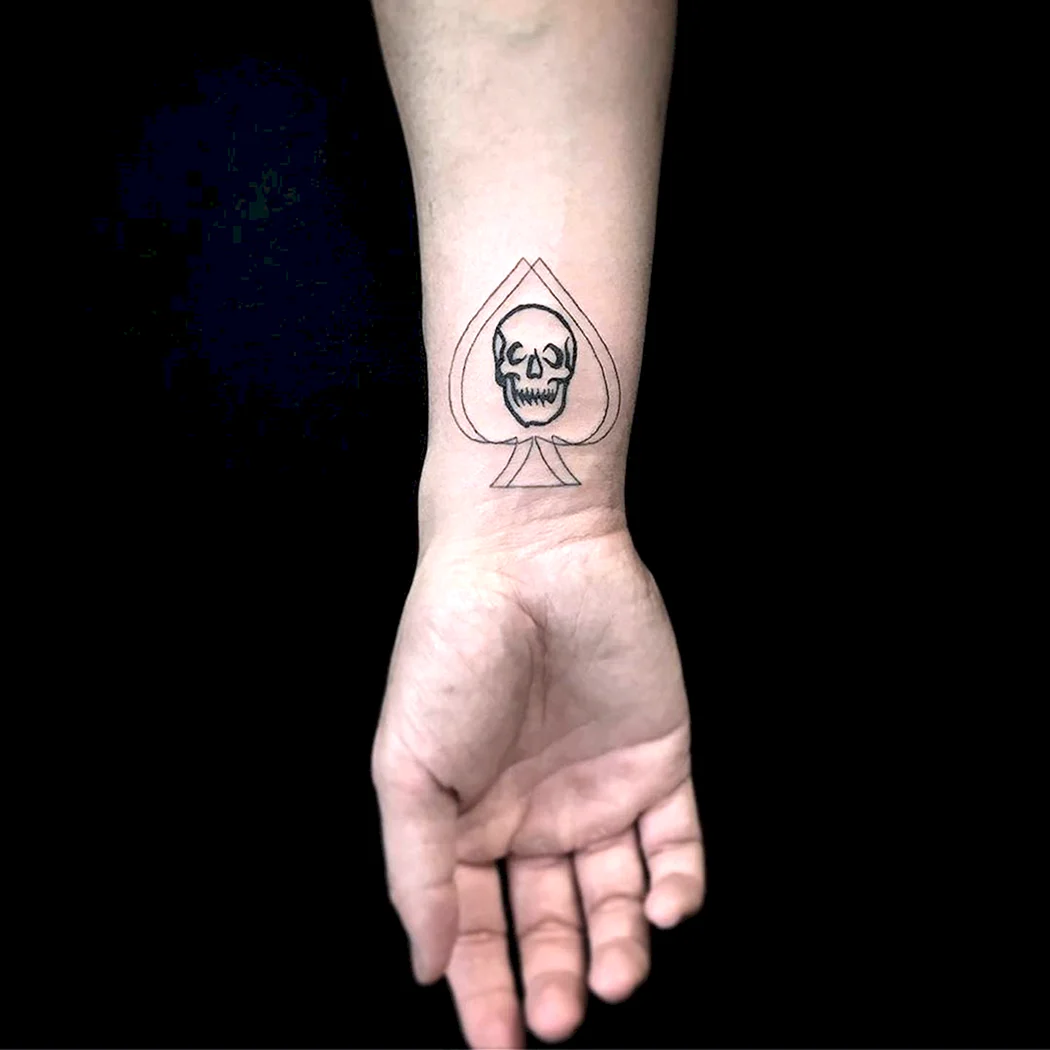 Тату туз на пальце